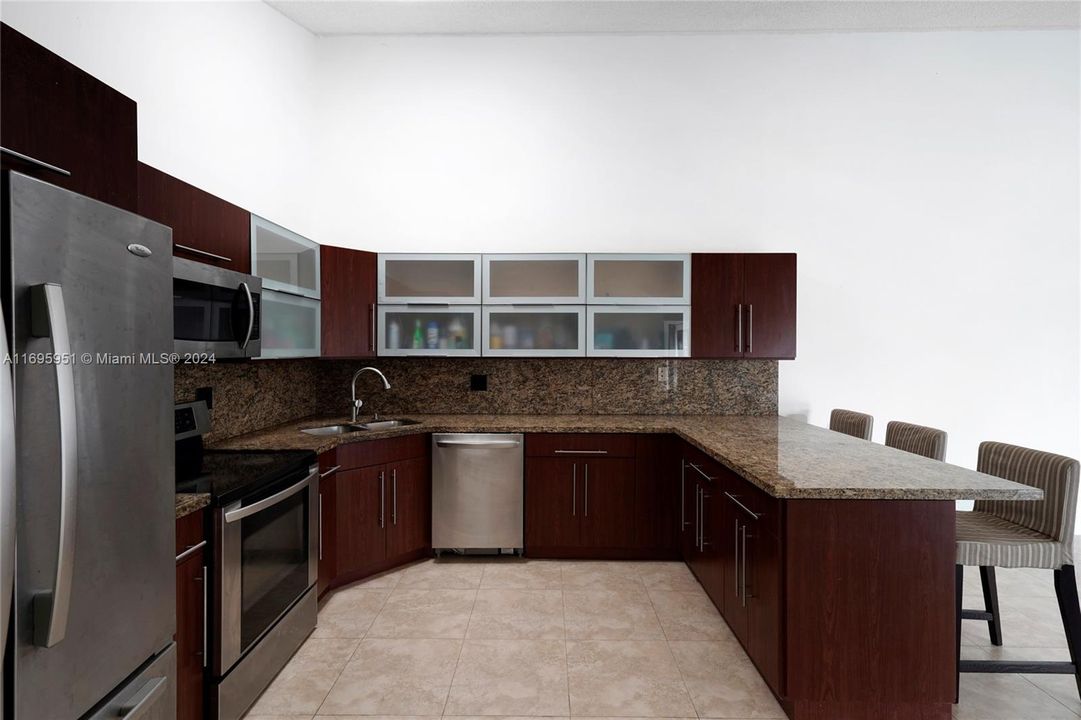 For Sale: $399,900 (2 beds, 2 baths, 1276 Square Feet)