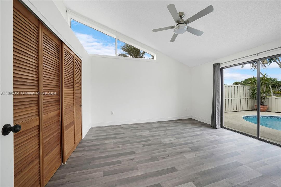 For Sale: $399,900 (2 beds, 2 baths, 1276 Square Feet)