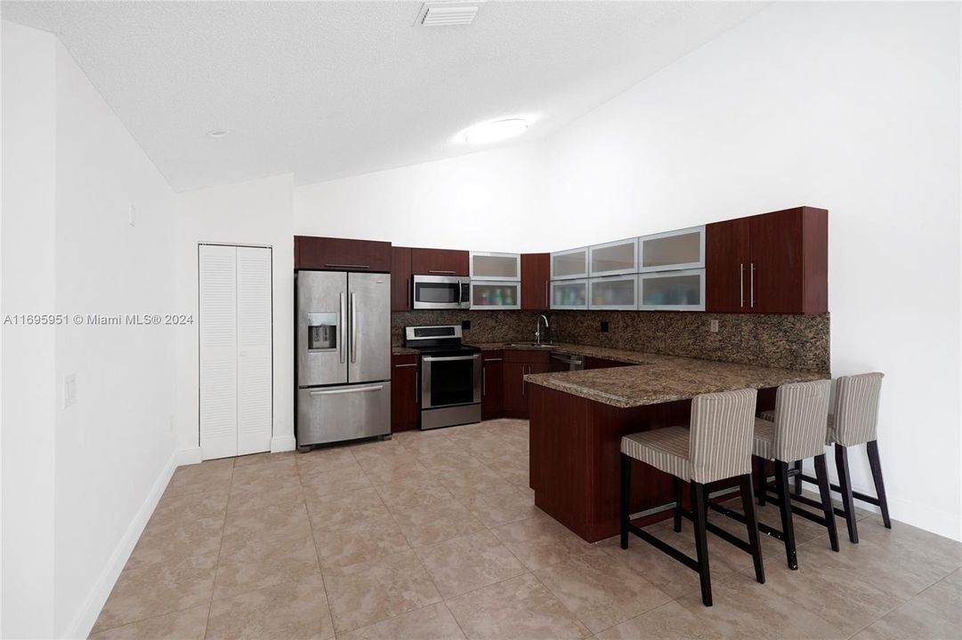 For Sale: $399,900 (2 beds, 2 baths, 1276 Square Feet)