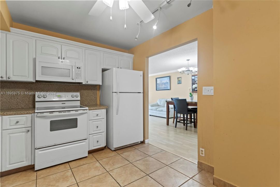 For Sale: $385,000 (2 beds, 2 baths, 1262 Square Feet)