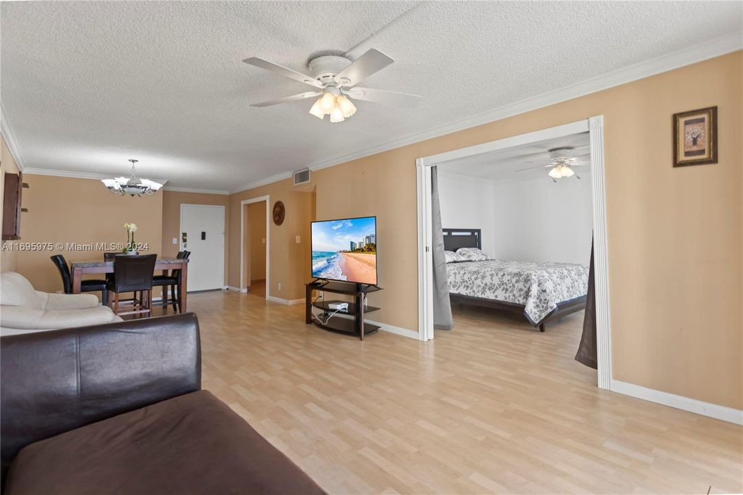 For Sale: $385,000 (2 beds, 2 baths, 1262 Square Feet)