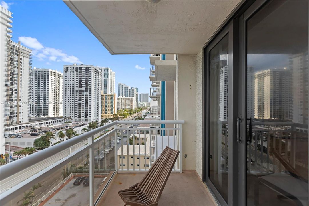 For Sale: $385,000 (2 beds, 2 baths, 1262 Square Feet)