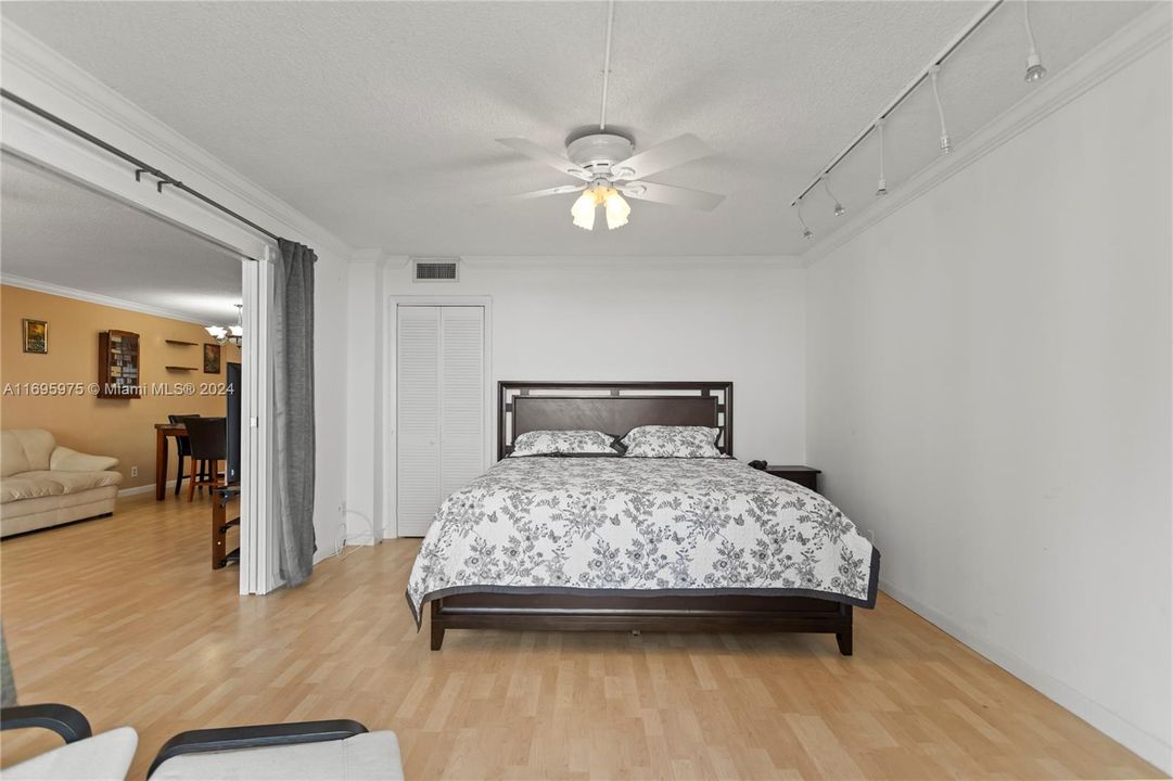 For Sale: $385,000 (2 beds, 2 baths, 1262 Square Feet)