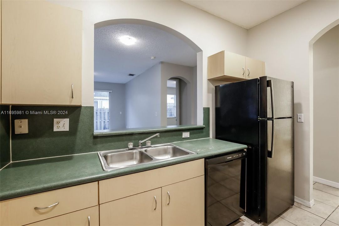 For Rent: $2,040 (3 beds, 2 baths, 1298 Square Feet)