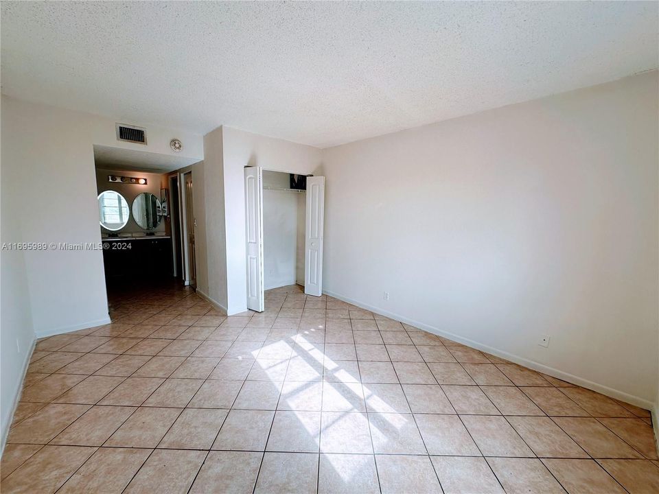 For Sale: $165,000 (1 beds, 1 baths, 695 Square Feet)