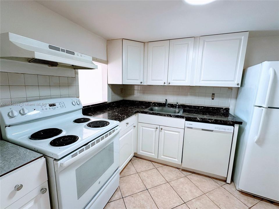 For Sale: $165,000 (1 beds, 1 baths, 695 Square Feet)