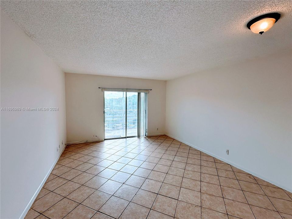 For Sale: $165,000 (1 beds, 1 baths, 695 Square Feet)