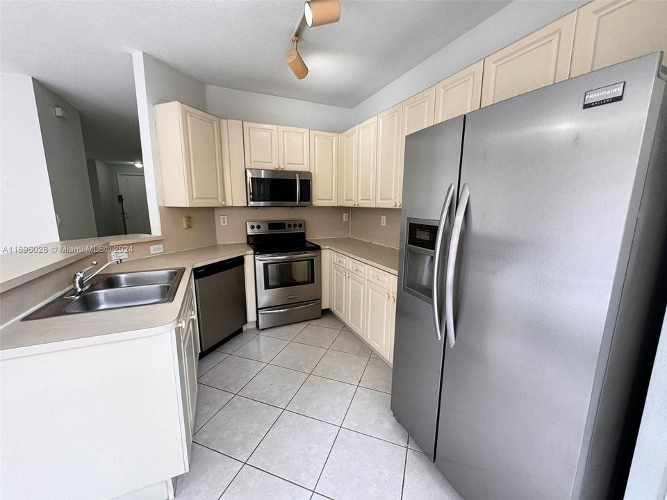 For Rent: $2,950 (3 beds, 2 baths, 1770 Square Feet)