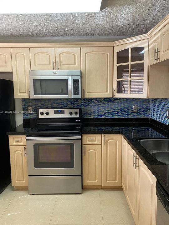 For Rent: $2,500 (2 beds, 2 baths, 932 Square Feet)