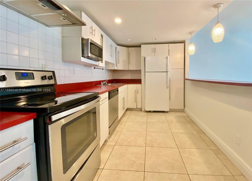 For Sale: $317,000 (1 beds, 1 baths, 1005 Square Feet)