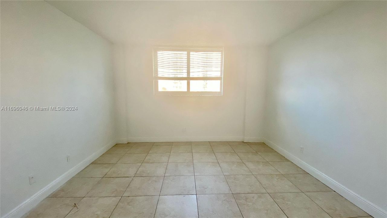 For Sale: $317,000 (1 beds, 1 baths, 1005 Square Feet)