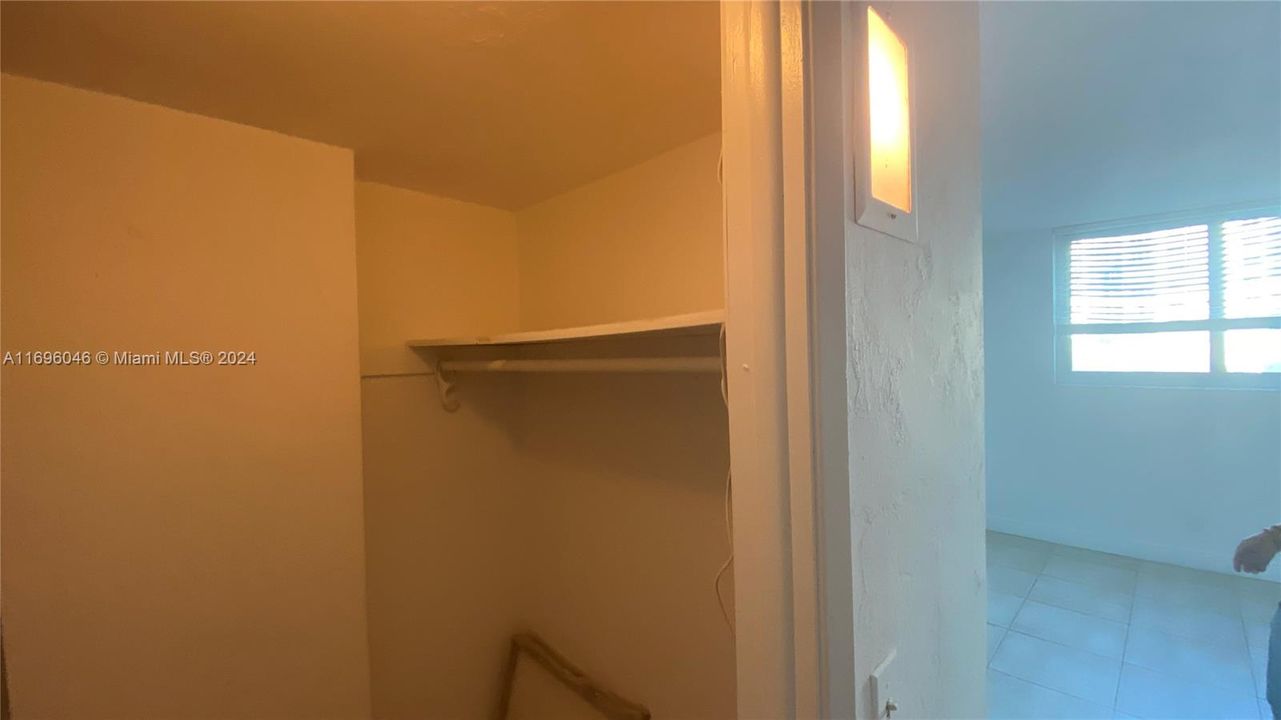 For Sale: $317,000 (1 beds, 1 baths, 1005 Square Feet)