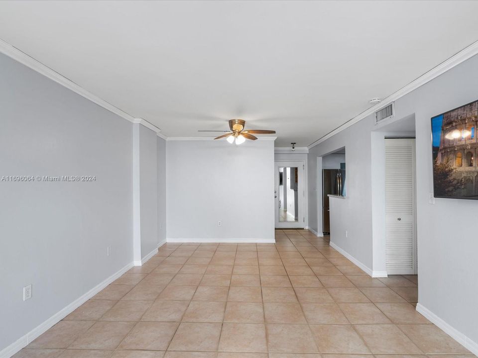 For Sale: $364,000 (1 beds, 1 baths, 700 Square Feet)