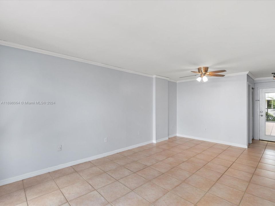 For Sale: $364,000 (1 beds, 1 baths, 700 Square Feet)