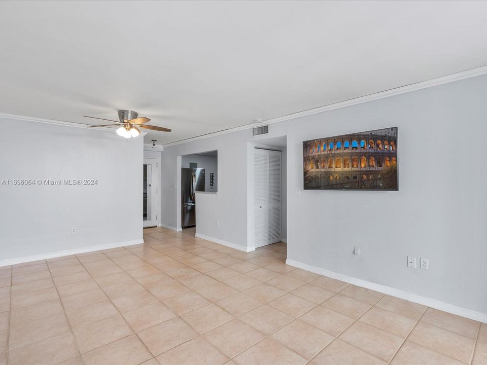 For Sale: $364,000 (1 beds, 1 baths, 700 Square Feet)