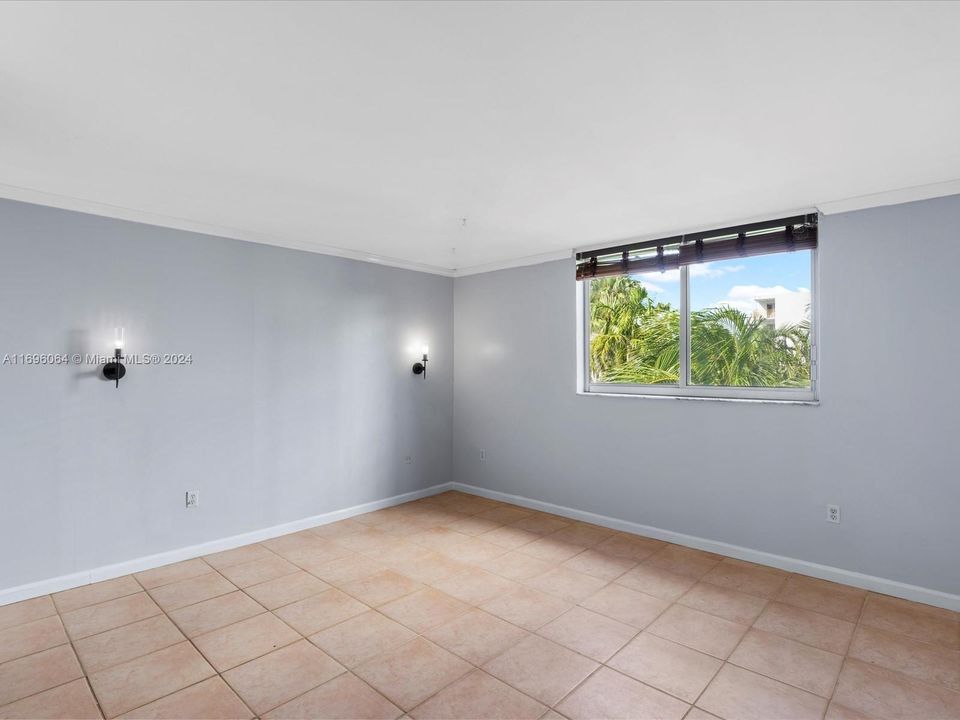 For Sale: $364,000 (1 beds, 1 baths, 700 Square Feet)