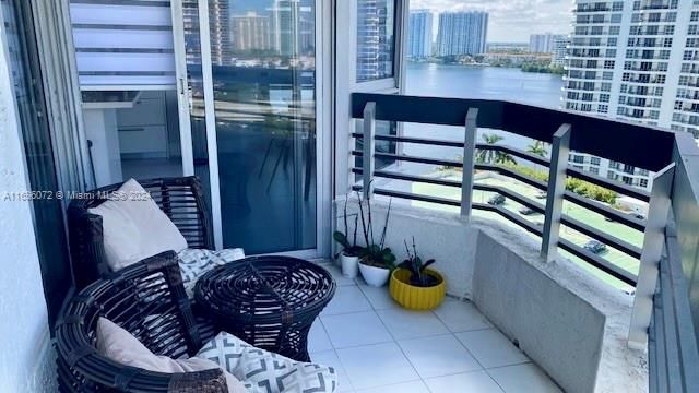 En Venta: $675,000 (2 camas, 2 baños, 1361 Pies cuadrados)