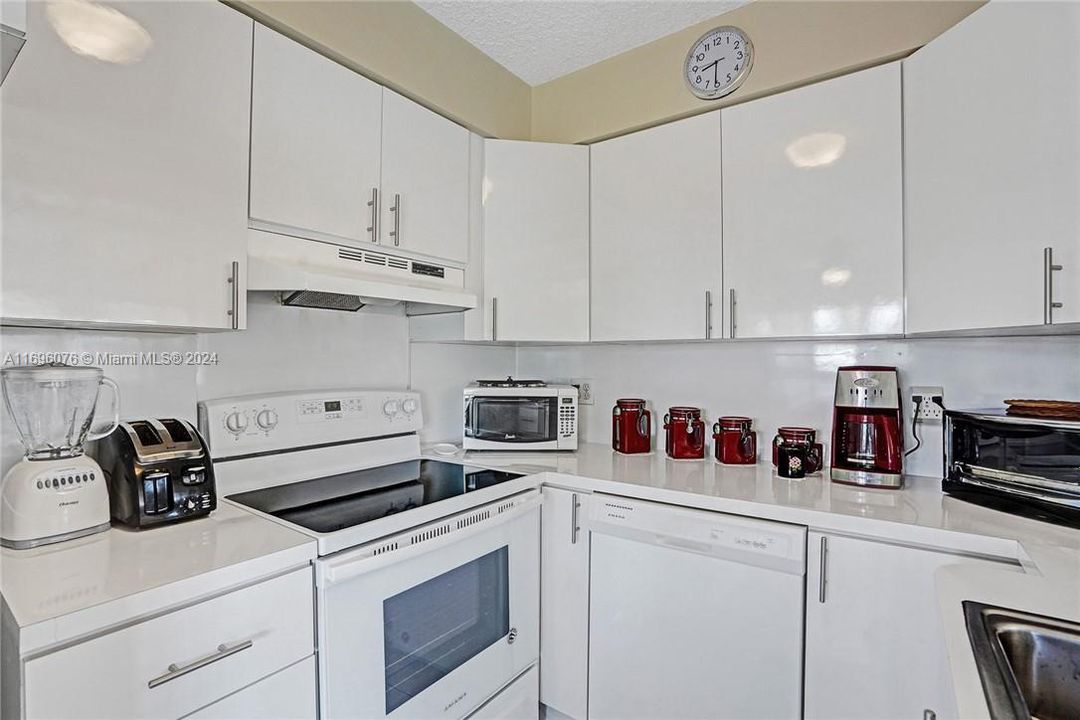 For Sale: $158,900 (2 beds, 1 baths, 848 Square Feet)