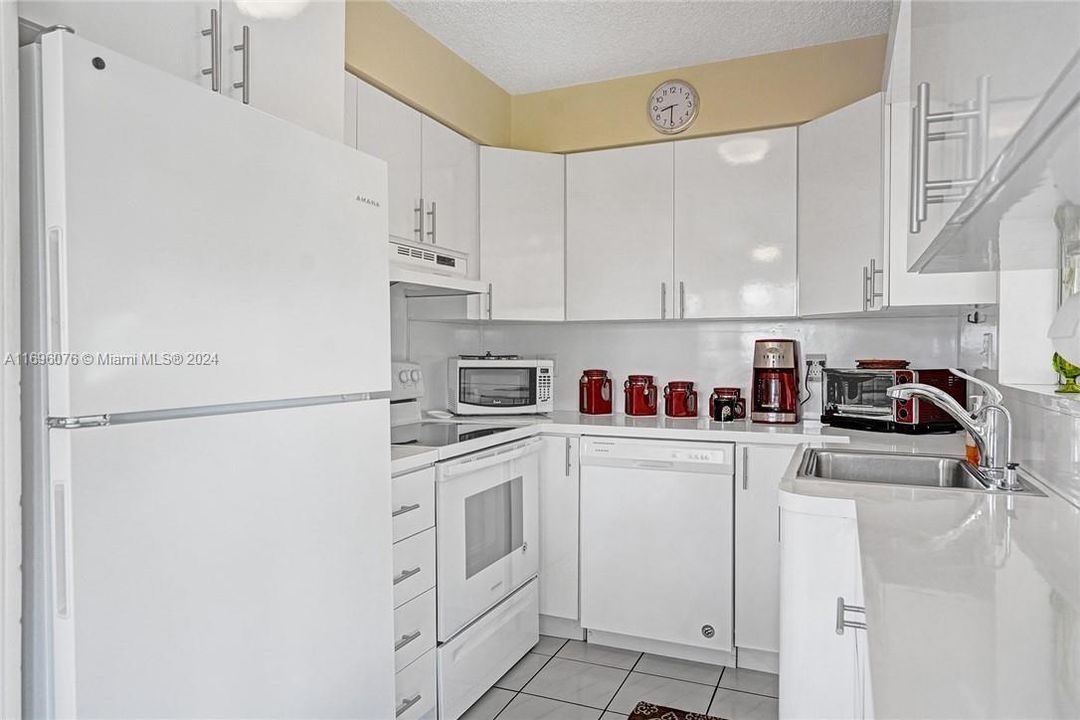 For Sale: $158,900 (2 beds, 1 baths, 848 Square Feet)