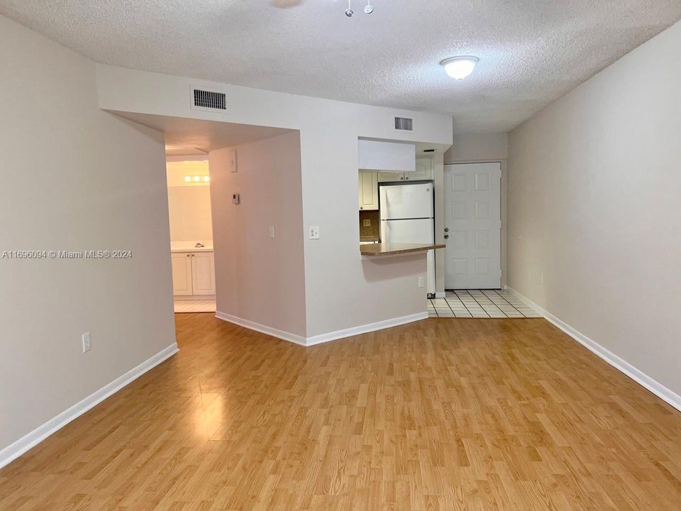 For Rent: $1,880 (1 beds, 1 baths, 810 Square Feet)