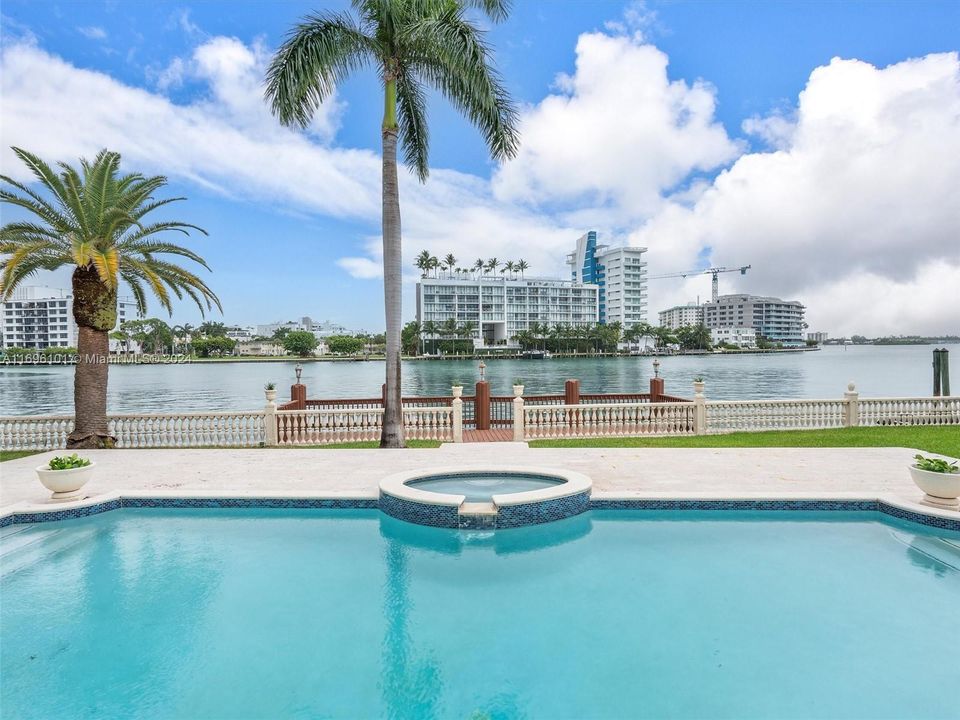 Recently Sold: $18,500,000 (5 beds, 6 baths, 6323 Square Feet)