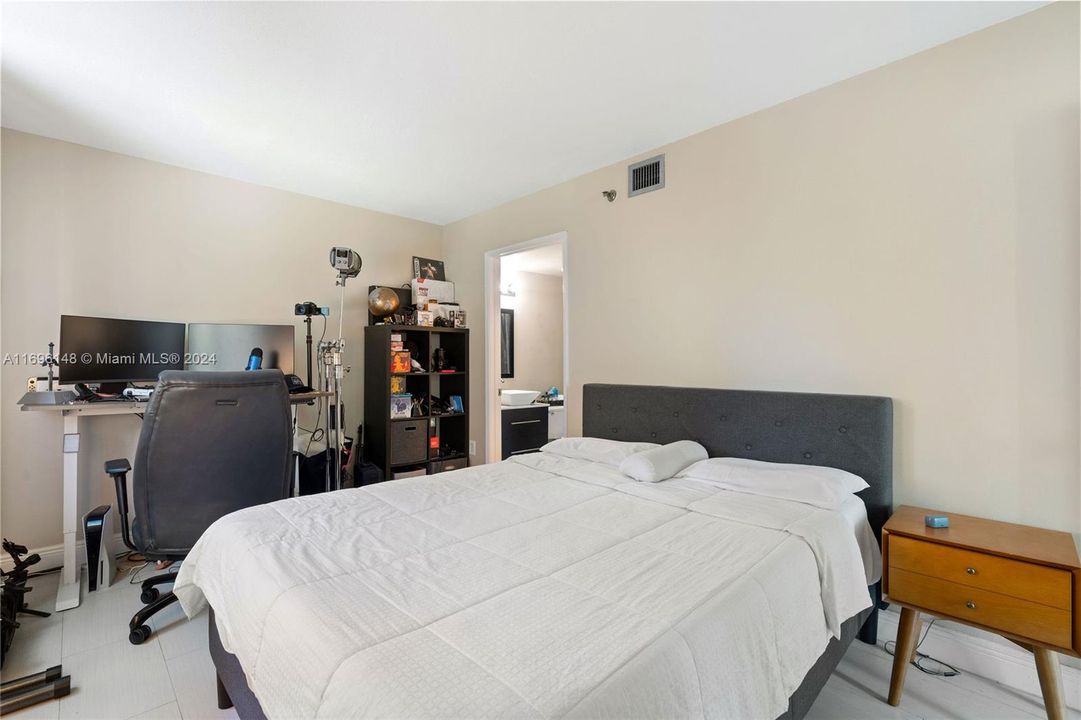 For Sale: $349,000 (2 beds, 2 baths, 914 Square Feet)