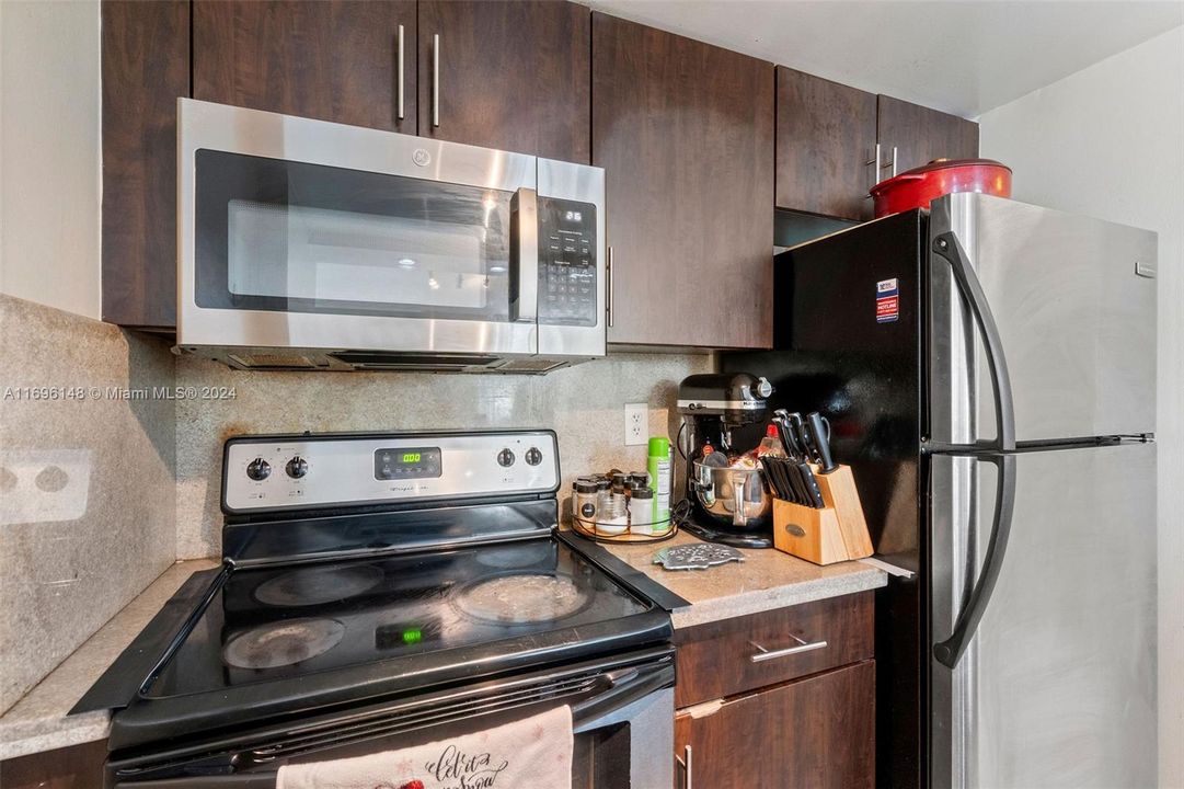 For Sale: $349,000 (2 beds, 2 baths, 914 Square Feet)