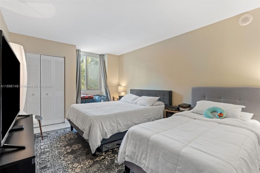 For Sale: $349,000 (2 beds, 2 baths, 914 Square Feet)