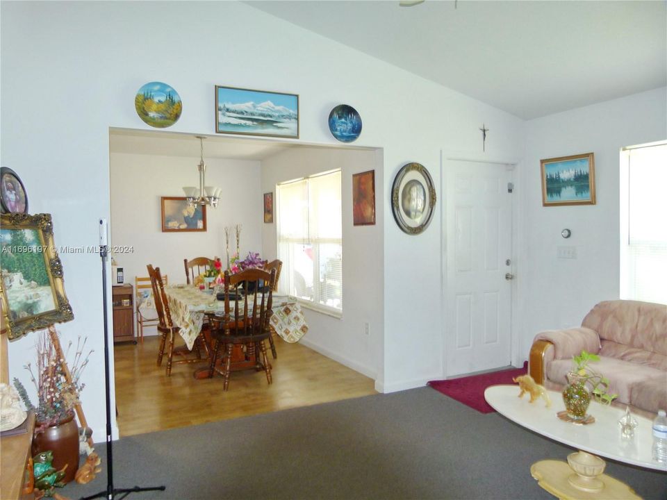 For Sale: $264,500 (3 beds, 2 baths, 1194 Square Feet)