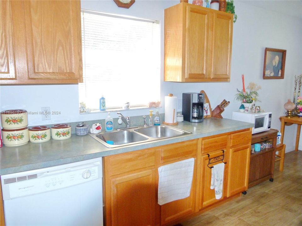 For Sale: $264,500 (3 beds, 2 baths, 1194 Square Feet)