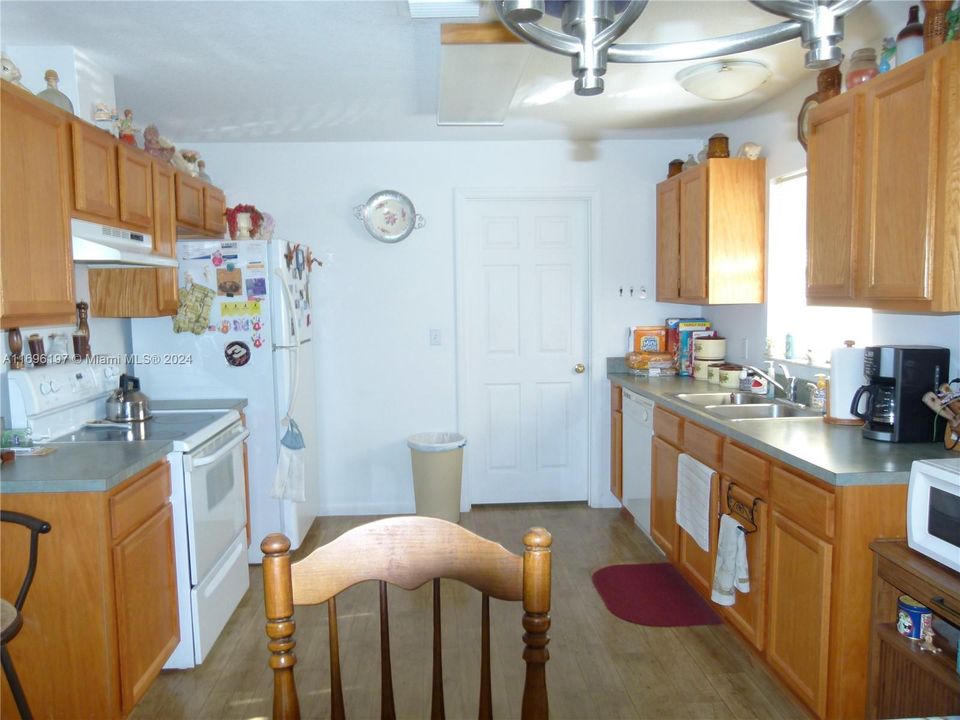 For Sale: $264,500 (3 beds, 2 baths, 1194 Square Feet)