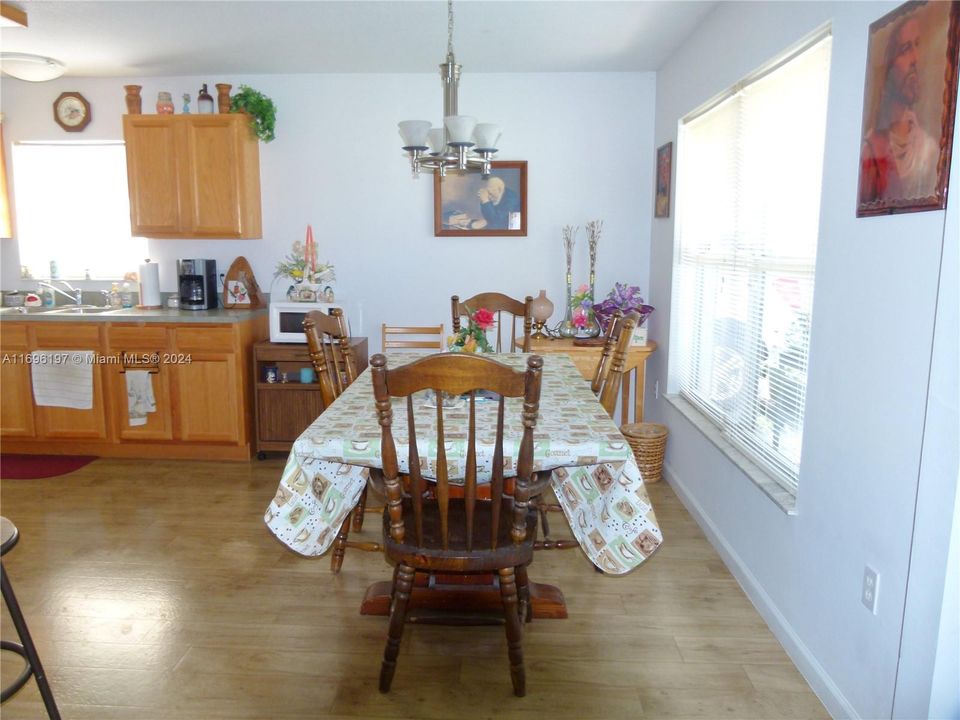 For Sale: $264,500 (3 beds, 2 baths, 1194 Square Feet)