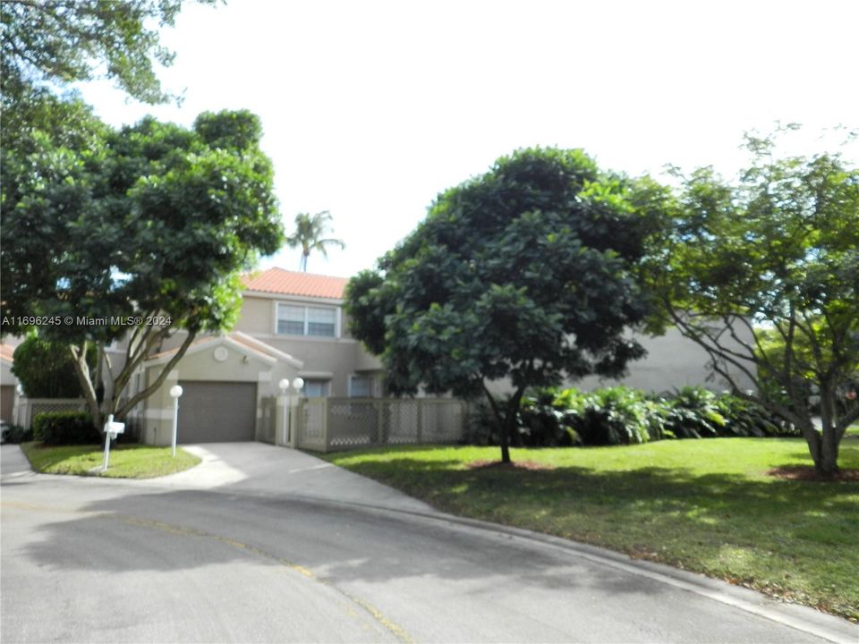 Huge "yard" to the side of the house - HOA maintained