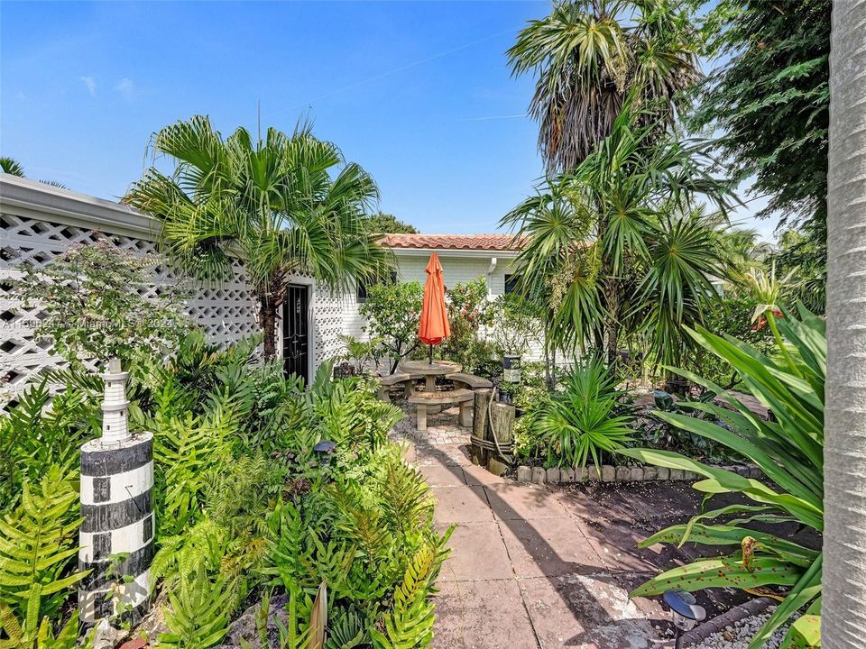 For Sale: $885,000 (2 beds, 1 baths, 1874 Square Feet)