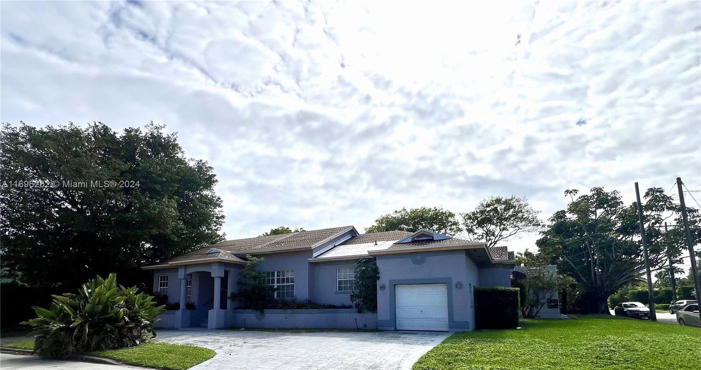 For Sale: $1,600,000 (3 beds, 2 baths, 1992 Square Feet)