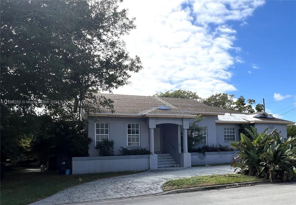 For Sale: $1,600,000 (3 beds, 2 baths, 1992 Square Feet)