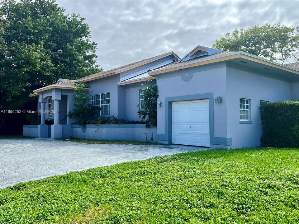 For Sale: $1,600,000 (3 beds, 2 baths, 1992 Square Feet)