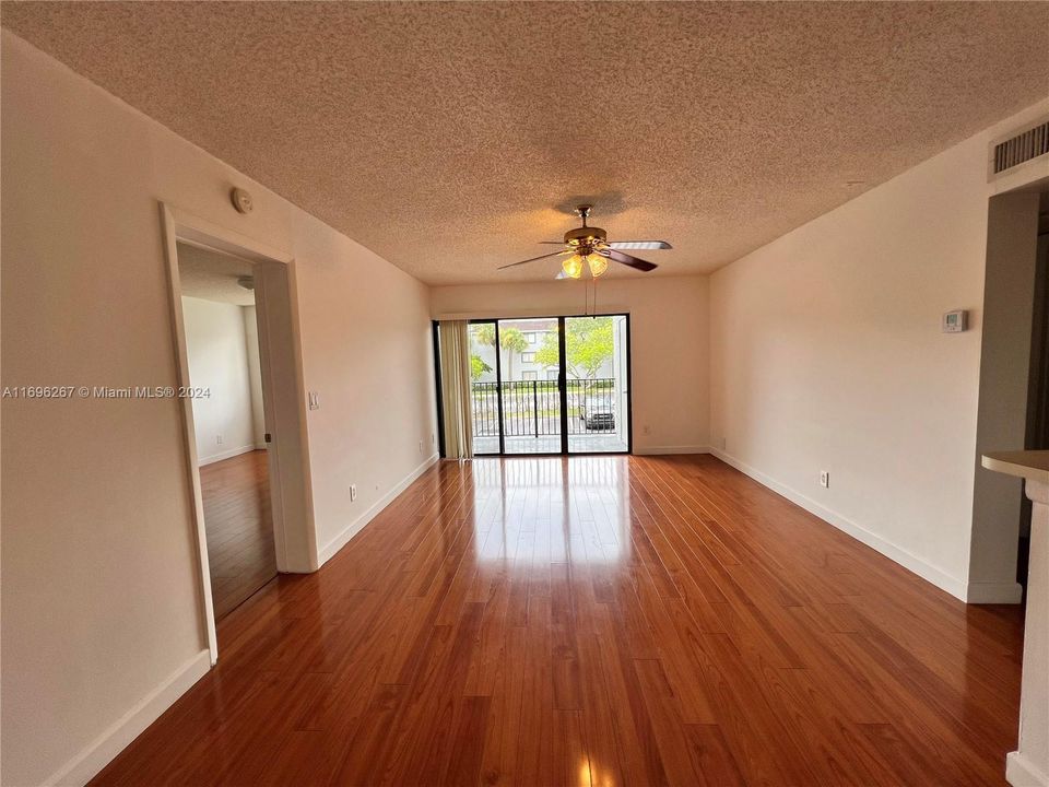 For Rent: $2,050 (2 beds, 2 baths, 986 Square Feet)