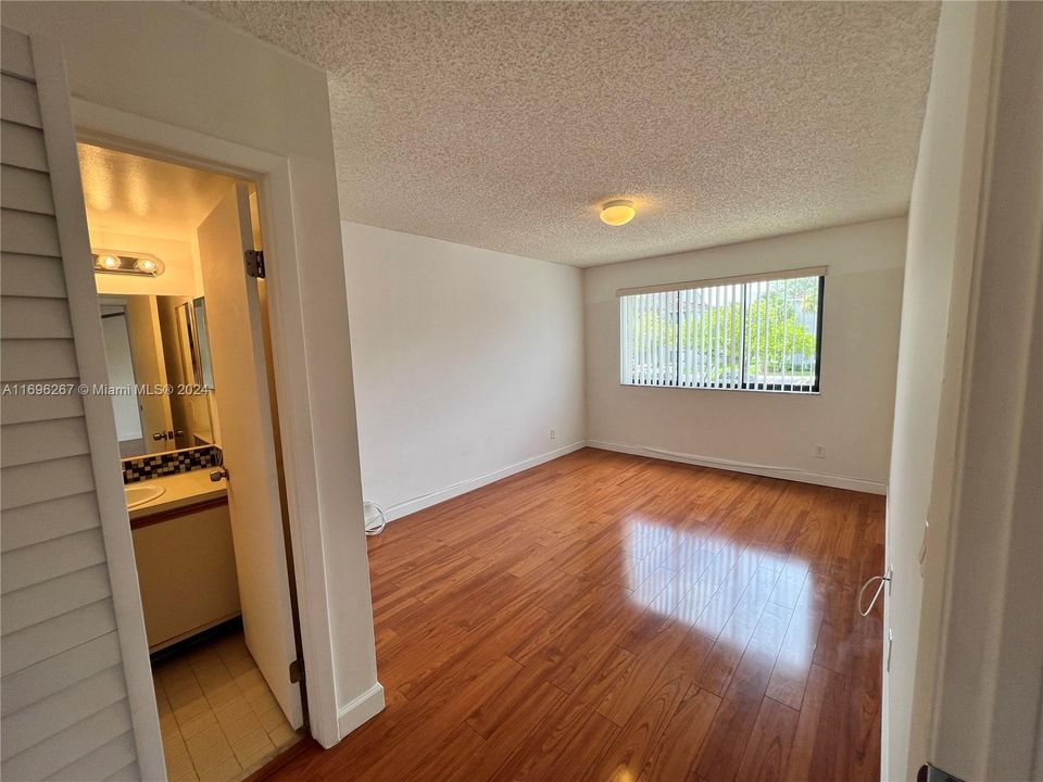 For Rent: $2,050 (2 beds, 2 baths, 986 Square Feet)