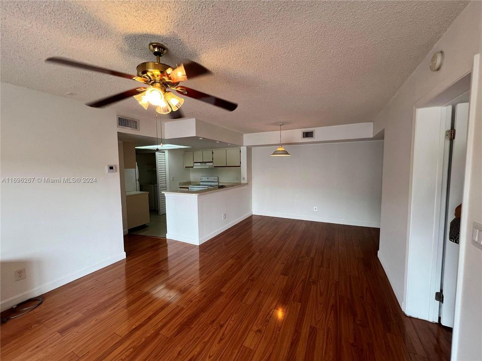 For Rent: $2,050 (2 beds, 2 baths, 986 Square Feet)