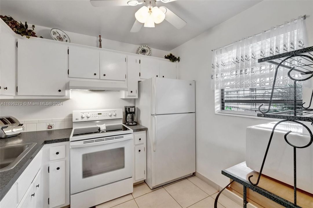 For Sale: $92,500 (1 beds, 1 baths, 768 Square Feet)