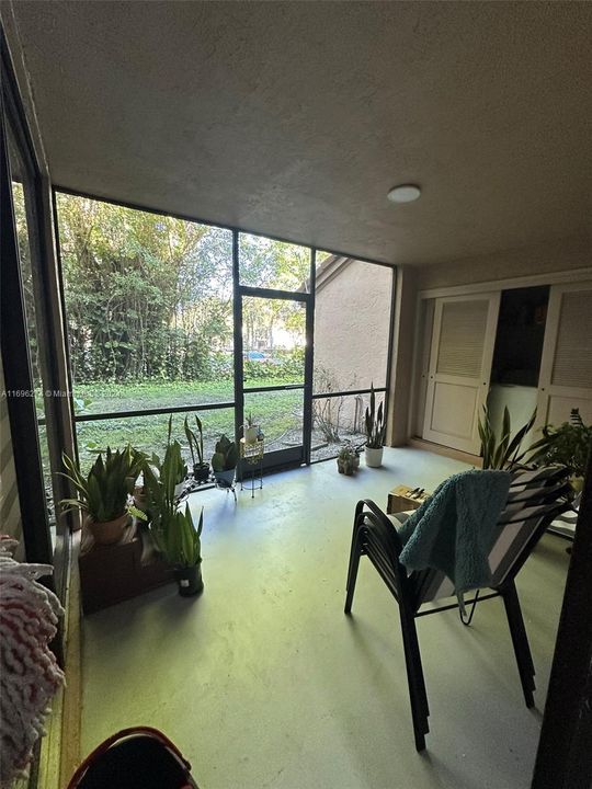 For Rent: $2,350 (2 beds, 2 baths, 985 Square Feet)