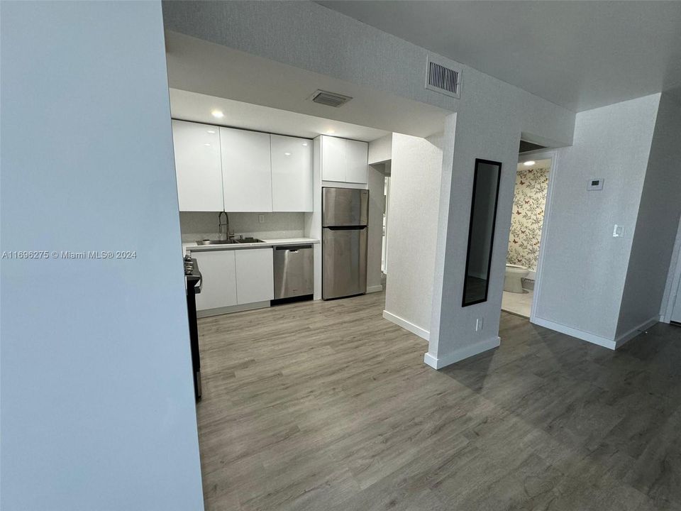 For Rent: $2,500 (2 beds, 1 baths, 924 Square Feet)