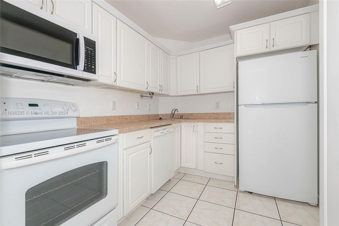 For Sale: $194,850 (2 beds, 2 baths, 1050 Square Feet)