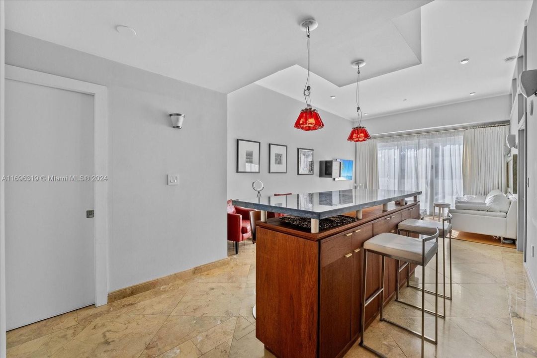 For Sale: $625,000 (1 beds, 1 baths, 809 Square Feet)