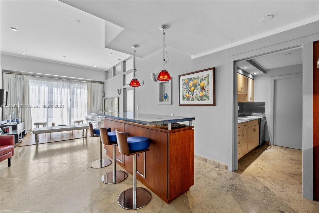 For Sale: $625,000 (1 beds, 1 baths, 809 Square Feet)