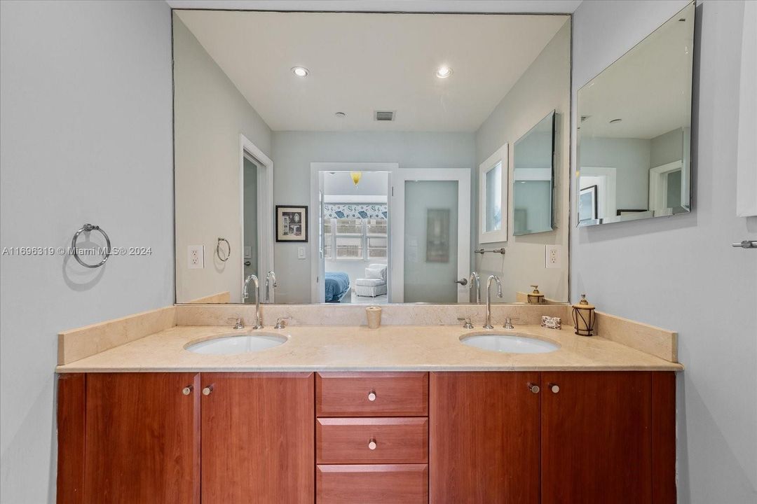 For Sale: $625,000 (1 beds, 1 baths, 809 Square Feet)