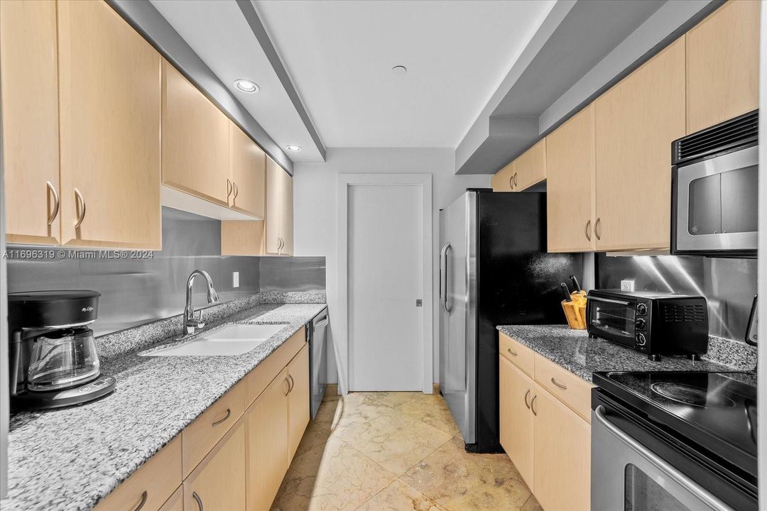 For Sale: $625,000 (1 beds, 1 baths, 809 Square Feet)