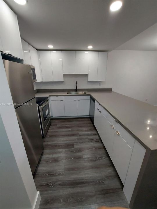 For Rent: $1,900 (1 beds, 1 baths, 870 Square Feet)