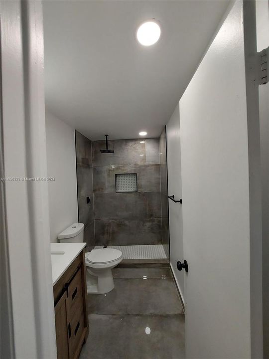 For Rent: $1,900 (1 beds, 1 baths, 870 Square Feet)